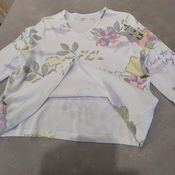 ALIA PETITE White/Purple/Green Floral Design Top w/French Wording - Large - Picture 4 of 11